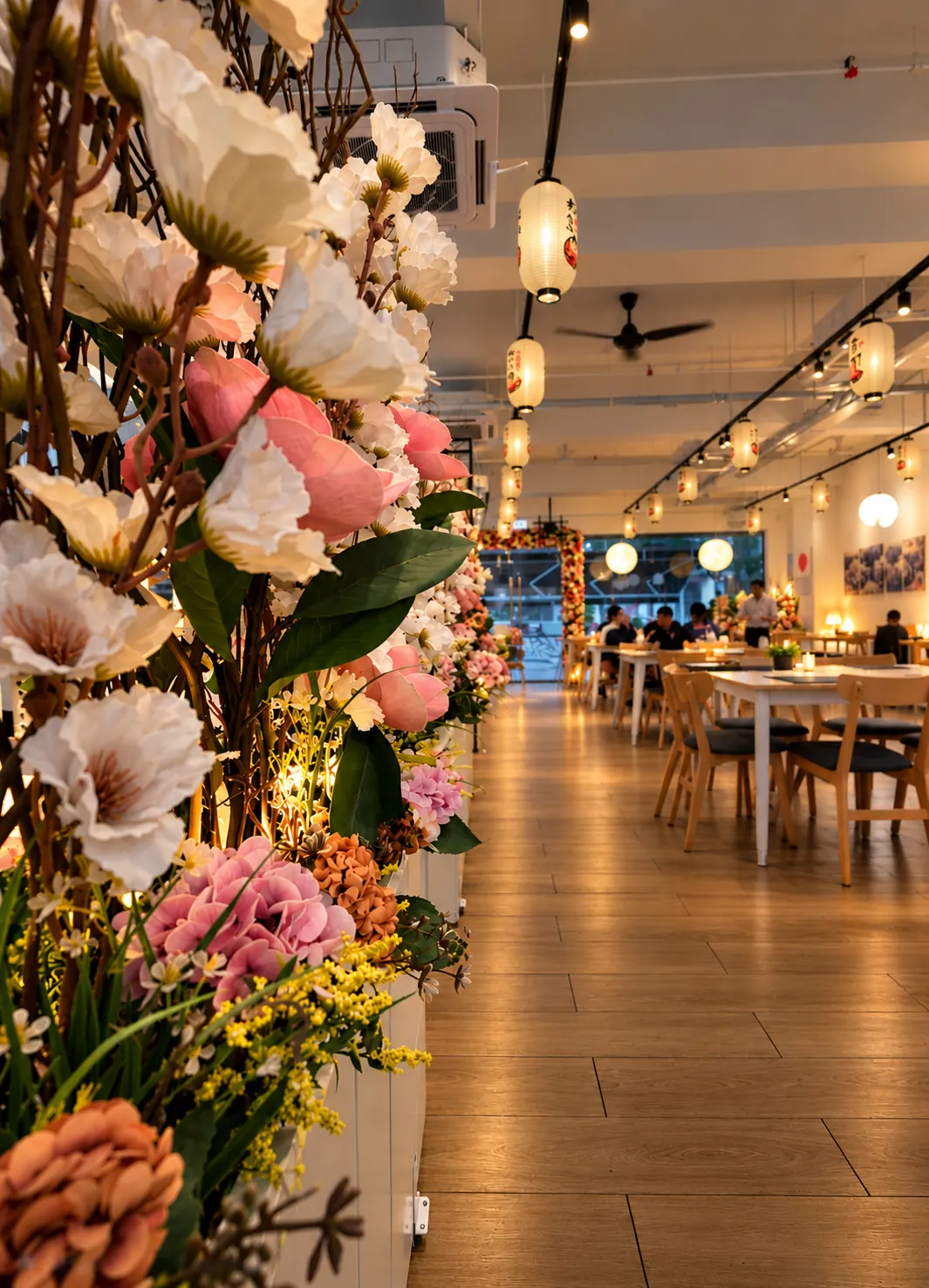 Fresh flowers along the dining room walkway